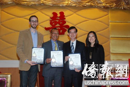 代市長(zhǎng)余鼎昂,、市議員湯凱蒂和威善高向中華總商會(huì)頒發(fā)賀狀,,由會(huì)長(zhǎng)謝見(jiàn)明接受。(來(lái)源:美國(guó)《僑報(bào)》/吳卓明攝)