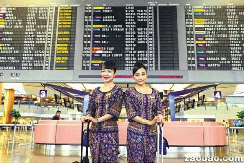 新航空姐殷悅(左)熱愛(ài)空服職業(yè),。(新加坡《聯(lián)合早報(bào)》/龍國(guó)雄