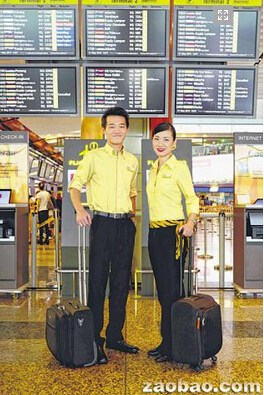 虎航的空服員男女比例平均,。圖為鹿陽(左)和黃芳,。(新加坡《聯(lián)合早報》/龍國雄