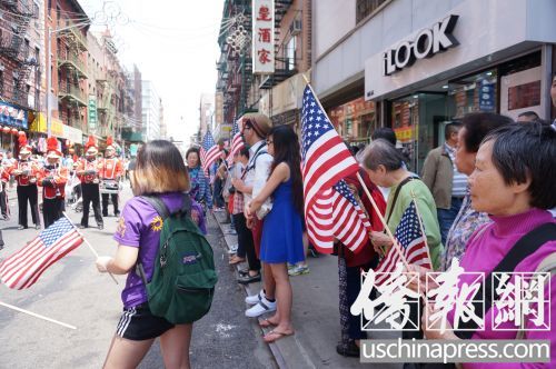 市民夾道歡迎游行老兵,。?。▉碓矗好绹秲S報(bào)》/陳辰攝)