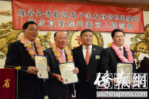 阿罕布拉市長沈時康(左3)為黎子流(左2)一行頒發(fā)榮譽證書,。(美國《僑報》/夏嘉