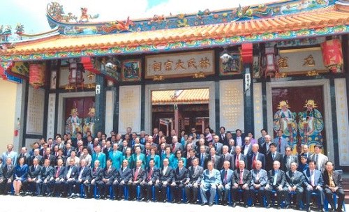 林氏總會(huì)27屆會(huì)長會(huì)諸首長和貴賓及全體理事在大宗祠合影留念,。(泰國《京華中原聯(lián)合日?qǐng)?bào)》)