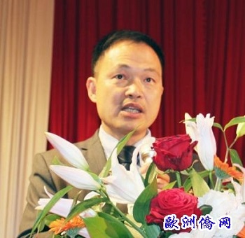 上屆會長周月高作會務總結報告,。(意大利《歐洲僑報》)