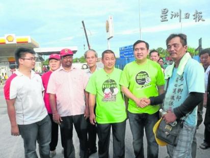 陸兆福(右二)率同森州行動黨領(lǐng)袖在普羅士邦迎接蔡平先(右一),;右三起為沈茂山、李公群與烏伊拉班等,。(馬來西亞《星洲日報(bào)》)