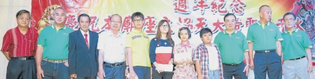獲得義和會關(guān)帝廟獎勵金的會員子女與頒獎人、理事及嘉賓。左二至四為劉天民,、侯有添、黃樹黨,,右一起為田梓、馮世儒及李坤生,。(馬來西亞《南洋商報》)