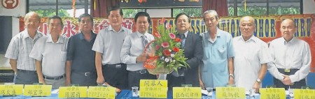 張西昆(左六)贈送水果禮籃予林奕欽(左五)。左起是陳火勝、鄭寶華,、陳國靖,、鄭金財、蘇炳秋,、陳朝遠及劉水欽。(馬來西亞《南洋商報》)