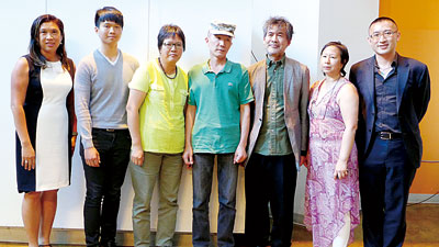 酒會上,,陳宇暉父母,、美華協(xié)會全美會長及紐約分會長,、編劇黃哲倫、作曲黃若合照,。(來源:美國《星島日報(bào)》)