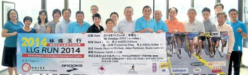 沈德和(右八)與各州工委會主席及各大贊助商呼吁民眾踴躍參與“2014年林連玉行”義跑活動,。(馬來西亞《南洋商報》)