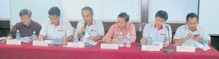 陳保成(左三)主持會(huì)員大會(huì),右起為張民生,、曾華金,、陳國瑞,左起林國安及宋德祥,。(馬來西亞《南洋商報(bào)》)