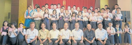 小學(xué)組及小六評估考試組得獎學(xué)生與頒獎人及理事,,前排左四起為李金龍、謝觀松,、宋群光、黃樹黨,、鐘佳健,、宋群禮及賴鴻福,。(馬來西亞《南洋商報》)