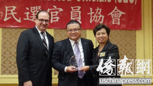 夏樂柏,、朱嘉儀為許堅(jiān)頒發(fā)“年度公民”獎(jiǎng),。(來源:美國(guó)《僑報(bào)》/高睿