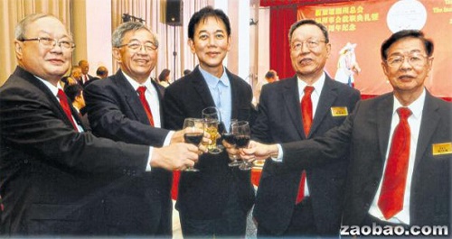 郭明忠(左三)祝賀新任潮州總會(huì)會(huì)長(zhǎng)張昌隆(左二),、署理會(huì)長(zhǎng)黃南德(左一),、副會(huì)長(zhǎng)陳健立(左四)及張沖福。(潮州總會(huì)供圖)