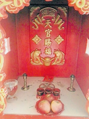 蘆骨斯里巴力住宅區(qū)出現(xiàn)“香爐賊”,,林女士住家天神的銅制香爐被偷只留下爐架及蠟燭架,。(馬來西亞《南洋商報(bào)》)