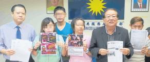 兩名女事主及家人向張?zhí)熨n(右二)及律師郭撲進(jìn)申訴,,指她們投資民宿生意卻遭騙款。(馬來西亞《光明日?qǐng)?bào)》)