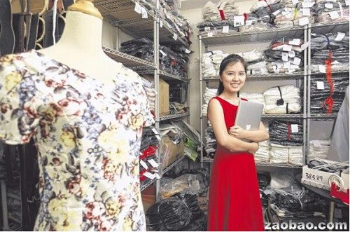陳一鳳大學(xué)時(shí)就設(shè)立網(wǎng)店,,從外地進(jìn)口女裝在網(wǎng)上售賣。(新加坡《聯(lián)合早報(bào)》/唐家鴻