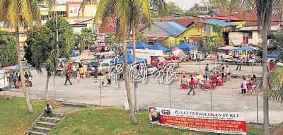 古來“一個大馬美食中心”設(shè)立在依斯邁路旁的公共泊車場,,攤販擁有足夠位置營業(yè),。(馬來西亞《中國報》)