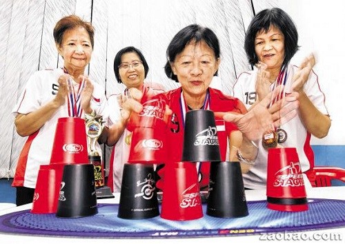 鐘麗明(左起)、潘碧玲,、戴鳳嫻,、鐘露明在世界競技疊杯錦標(biāo)賽中勇奪冠軍并還打破世界紀(jì)錄。(新加坡《聯(lián)合早報》/周柏榮