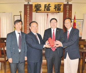總理交接儀式現(xiàn)場,。左起:新任書記陸潮基,、新任總理何偉明、監(jiān)交人宋如安副總領(lǐng)事,、滿任總理關(guān)洛章,。(美國《僑報》/