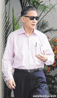 被告王世澈在列車上要求年輕男子讓位給老婆婆,,結果兩人起爭執(zhí),,還大打出手。(新加坡《海峽時報》)