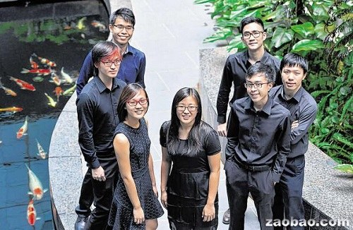 戴庭瑋(左起),、陳一靈,、朱韻F,、吳彥涵,、吳盡光、卞和以及鄭茁是本屆新加坡報業(yè)控股新聞從業(yè)獎學(xué)金得主,。(新加坡《海峽時報》)