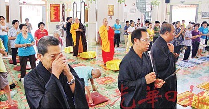 檳城佛學(xué)院舉行超度法會為馬航墜機靈魂祈福安息。(馬來西亞《光華日報》)