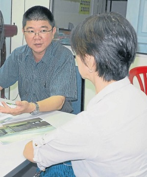 黃秀英(背向鏡頭)向陳仲祥講述兒子向阿窿借貸而被拖累,,要求阿窿勿再騷擾她。(馬來(lái)西亞《南洋商報(bào)》)