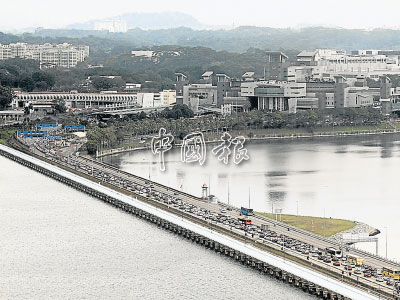部分新加坡永久居民不愿繳付入境費(fèi)后還要需忍受長(zhǎng)堤塞車之苦,,計(jì)劃遷入新加坡生活,。(馬來西亞《中國(guó)報(bào)》)