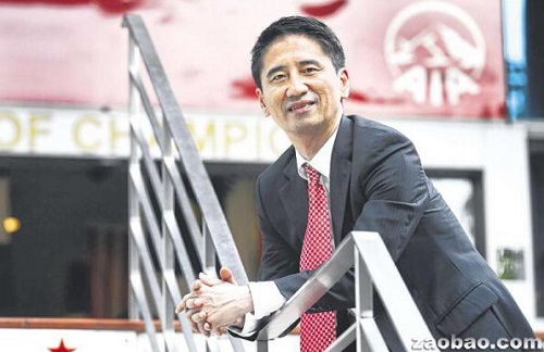 李瑋:每個保險從業(yè)員的起步都很艱難,。一般人都得一個電話接著一個電話打,一家一家地敲門探問來開拓客源,。(新加坡《聯(lián)合早報》/陳斌勤