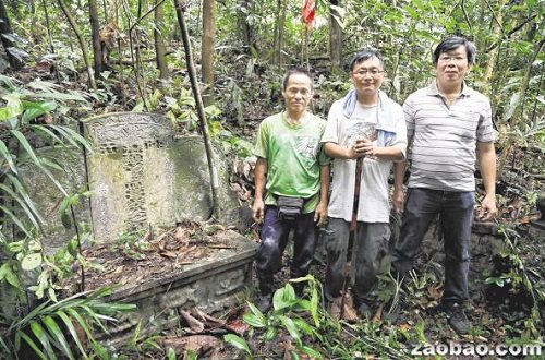 蘇亞明、吳安全和李志強(左至右)攝于建國總理李光耀曾外祖父蔡應昌的墓前,這個藏在深山老林的古墓已有127年歷史,。(新加坡《聯(lián)合早報》/嚴宣融