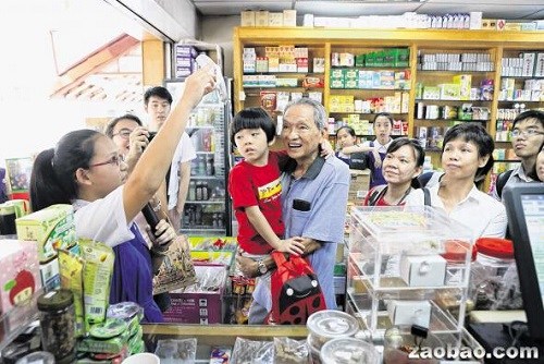 82歲的謝榮明(中)攜孫子參與中藥學(xué)習(xí)之旅時,,聆聽加?xùn)|修道院女校的“小導(dǎo)游”分享基本中藥知識和藥行的歷史,。(新加坡《聯(lián)合早報》/龍國雄