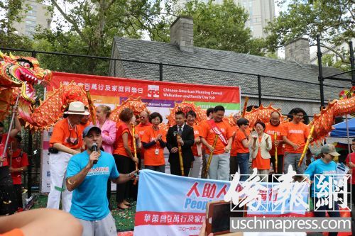 民選官員們正式宣布百萬行拉開帷幕,。(美國(guó)《僑報(bào)》/蘇夏竹