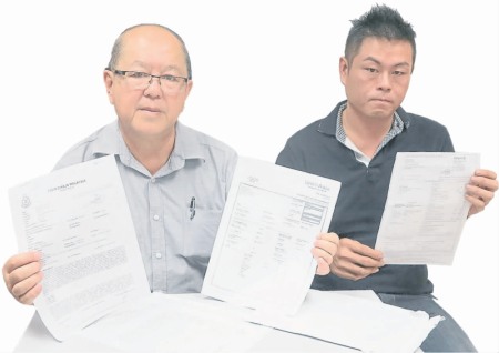 沈同欽(左)指事主王顯裕身分證遭盜用,,利用復(fù)印本一人注冊(cè)8輛轎車(chē),。(馬來(lái)西亞《南洋商報(bào)》)
