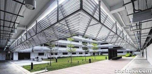 文化學院的“口”字型主體建筑群中,上方廊道較長的四層校舍樓是兒童文化藝術課程班,,右端廊道較短的四層校舍樓用以開辦成人文化課程,,下方廊道較長的兩層校舍樓由舞蹈劇場和福建會館辦事處共用,左方兩層建筑是多種用途禮堂,。(新加坡《聯(lián)合早報》援引新加坡《海峽時報》)