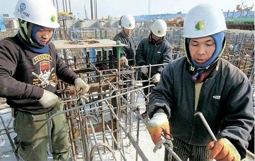 在韓國最危險(xiǎn),、最臟、最累的工地上都可以見到外籍勞工的身影,。(韓國亞洲經(jīng)濟(jì)中文網(wǎng))
