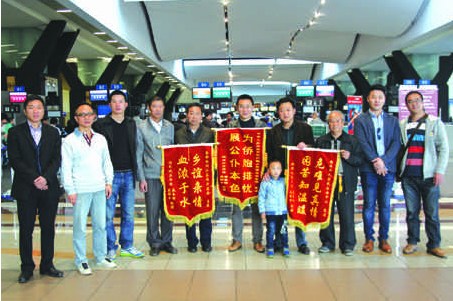 即將啟程回國(guó)的納米比亞華僑,,送錦旗感謝約堡總領(lǐng)館與僑團(tuán)的幫助,。(南非《華僑新聞報(bào)》)