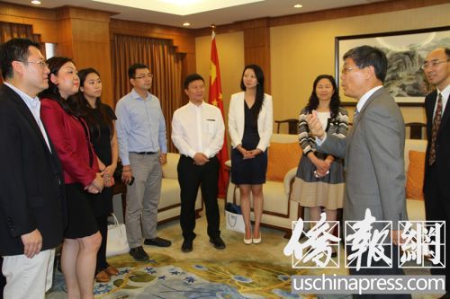 劉健總領(lǐng)事接受中資企業(yè)協(xié)會(huì)代表捐款,。(美國《僑報(bào)》/周慧一