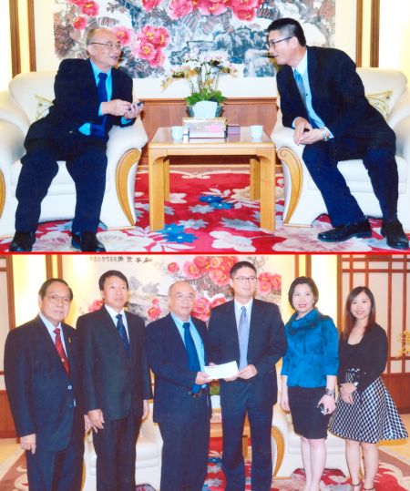圖上:朱偉東參贊與王杏生總裁交談災(zāi)情,。下:王杏生總裁向朱偉東參贊呈交一百萬銖善款,。(泰國《京華中原聯(lián)合日報(bào)》)