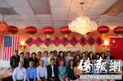 硅谷中國(guó)國(guó)慶委員會(huì)成員合影留念,。(美國(guó)《僑報(bào)》/關(guān)鍵