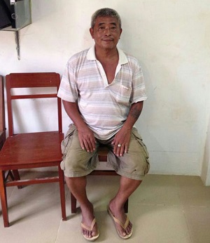涉嫌使用假身份證在柬埔寨逗留長達11年的臺灣男子陳明智竟然是臺灣毒品重犯。圖為他7月被捕后的照片,。(柬埔寨《星洲日報》)