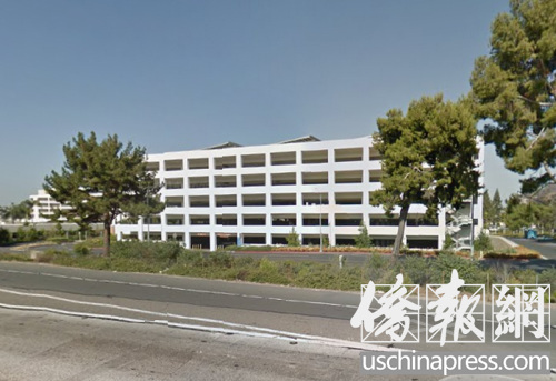 中國(guó)留學(xué)生跳樓的停車場(chǎng)緊挨著57號(hào)高速公路。(美國(guó)《僑報(bào)》/高睿