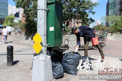 陳作舟指著正午時(shí)分就出現(xiàn)的垃圾袋感到非常無(wú)奈,。(美國(guó)《僑報(bào)》/蘇夏竹