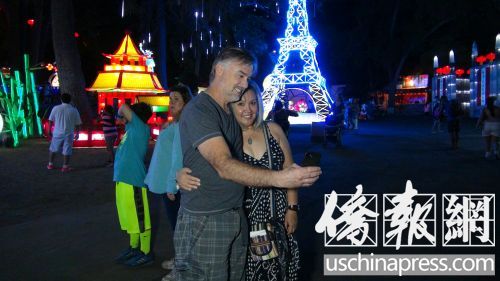 洛杉磯華人攜家?guī)Ь烨巴蹇h博覽會觀看中國花燈,。(美國《僑報》/高睿