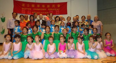 華埠居民會(huì)中秋節(jié)慶祝會(huì),該會(huì)主席,、執(zhí)行委員和茉莉花舞蹈團(tuán)團(tuán)員合照,。(美國(guó)《世界日?qǐng)?bào)》/薛劍童