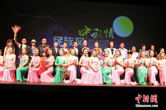 中國僑網(wǎng)當?shù)貢r間9月5日晚,,由《僑報周末》主辦,、亞洲文化中心承辦、芝加哥中文網(wǎng)支持的“民族風·中秋情”大型歌舞晚會在芝加哥西郊杜佩琪學院藝術(shù)中心隆重上演,。近千名觀眾在現(xiàn)場欣賞了當晚的精彩演出,。據(jù)了解,此大型歌舞晚會在美共有三場演出,,5日晚在芝加哥演出后,,演出團還將赴