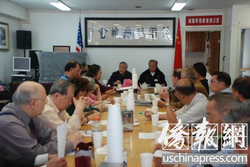 中國(guó)僑網(wǎng)“十一”國(guó)慶籌備委員會(huì)成員討論各項(xiàng)慶?;顒?dòng)事宜。(美國(guó)《僑報(bào)》/吳卓明 攝)