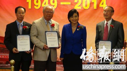 中國(guó)僑網(wǎng)趙美心在國(guó)慶晚宴上向4位傳統(tǒng)僑社代表頒發(fā)榮譽(yù)狀,。(美國(guó)《僑報(bào)》/高睿 攝)