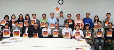 中國僑網(wǎng)參加十一慶祝會(huì)籌備會(huì)議者,展示波士頓慶?;顒?dòng)的彩色傳單,。(美國《世界日?qǐng)?bào)》/唐嘉麗 攝)