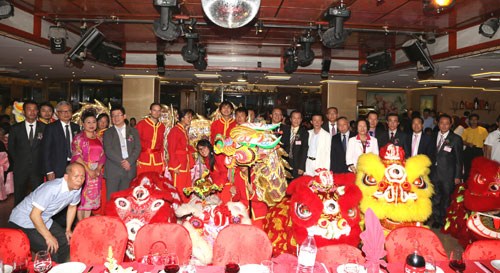 中國僑網(wǎng)周吉慶會(huì)長(zhǎng)與李平公參等嘉賓在舞獅前合影,。(法國《歐洲時(shí)報(bào)》/孔帆 攝)