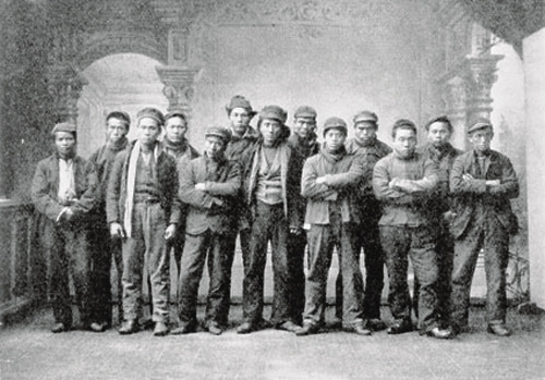 中國(guó)僑網(wǎng)上世紀(jì)20年代,,一些中國(guó)商人和打工者的合影,。(法國(guó)《歐洲時(shí)報(bào)》德國(guó)版/拉爾斯提供)