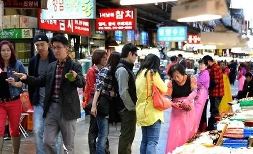 中國僑網(wǎng)中國游客正在購買海鮮(圖片來自網(wǎng)絡(luò))